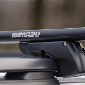 MENABO ΜΠΑΡΕΣ ΟΡΟΦΗΣ ΑΛΟΥΜΙΝΙΟΥ SHERMAN BLACK 120 cm ΣΕ ΜΑΥΡΟ ΧΡΩΜΑ ΓΙΑ RAM 1000 4 doors 2018> ΜΕ RAISED RAILS (Παράλληλες Μπάρες με Κενό) - 2 ΤΕΜ. (12280/MB)