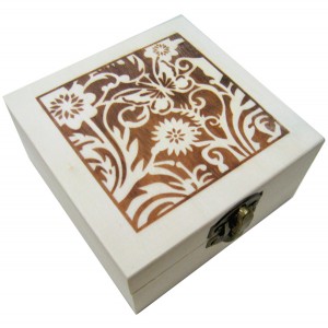 Ξύλινο αλουστράριστο τετράγωνο κουτί διακοσμημένο με πυρογραφία 20601320